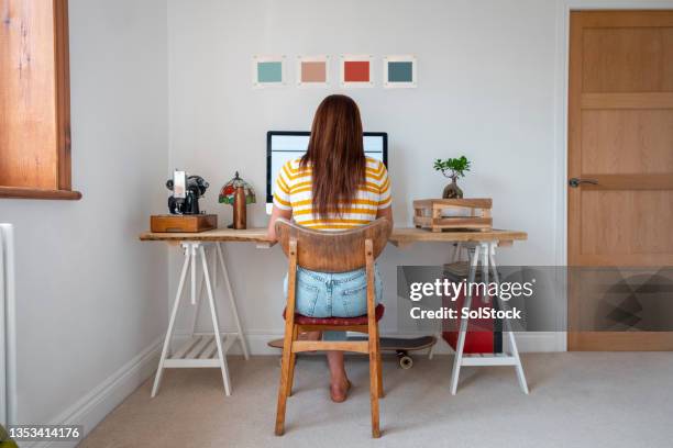 travailler dans mon bureau à domicile - chaise de dos photos et images de collection