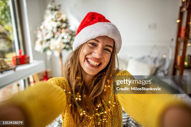 giovane donna selfie di natale - woman face hat foto e immagini stock