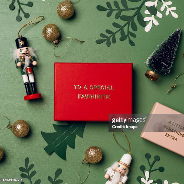 christmas gift backgrounds still life from above overhead - christmas background green stockfoto's en -beelden