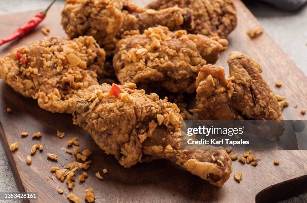 spicy garlic fried chicken on a cutting board - gefrituurde kip stockfoto's en -beelden