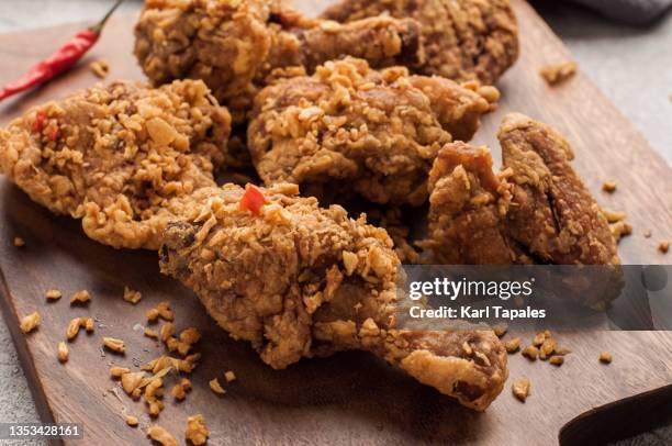 spicy garlic fried chicken on a cutting board - fried chicken imagens e fotografias de stock