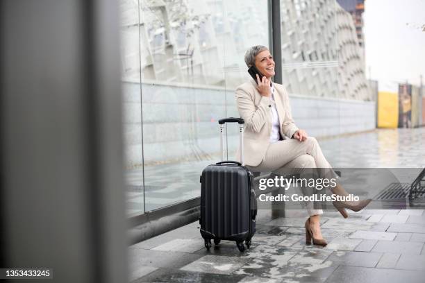 viajes de negocios - una mujer de mediana edad solamente fotografías e imágenes de stock