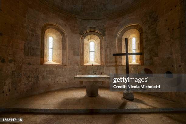 silent chapel - catedral interior fotografías e imágenes de stock