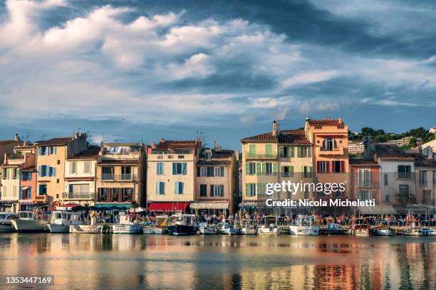 the marina of cassis - cassis fotografías e imágenes de stock