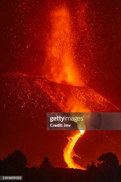 éruption du volcan cumbre vieja. cône volcanique et bombes volcaniques allant à l’aube. - 2021 cumbre vieja volcano eruption photos et images de collection