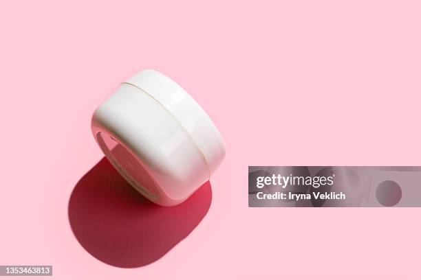 cosmetics product design of moisturizing cream, top view. - korean beauty products foto e immagini stock