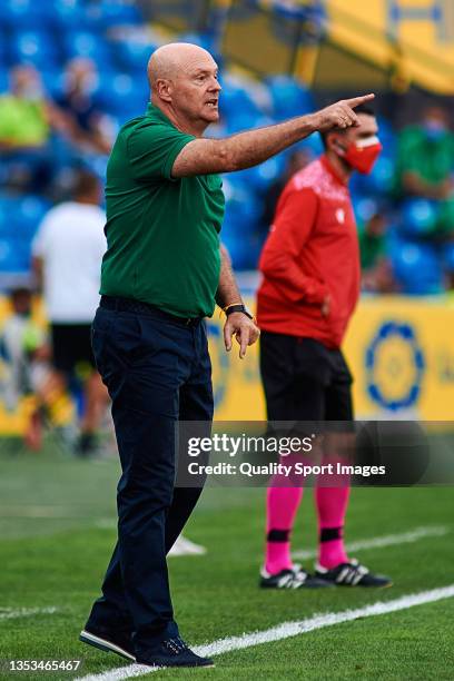 Pepe Mel, head coach of UD Las Palmas gives instructions during the LaLiga Smartbank match between UD Las Palmas and FC Cartagena at Estadio Gran...