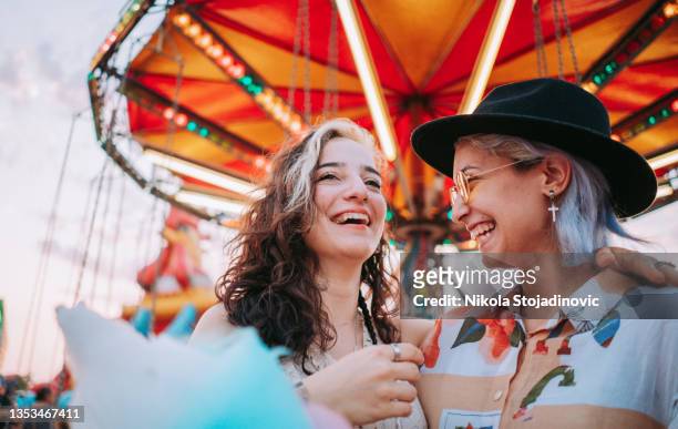 novias felices se divierten juntas en feria de diversión - parque de diversiones fotografías e imágenes de stock