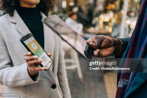 digital international certificate of covid-19 vaccination. - passing imagens e fotografias de stock