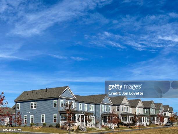 neighborhood with row houses and sidewalk lined up - viviendas asequibles fotografías e imágenes de stock