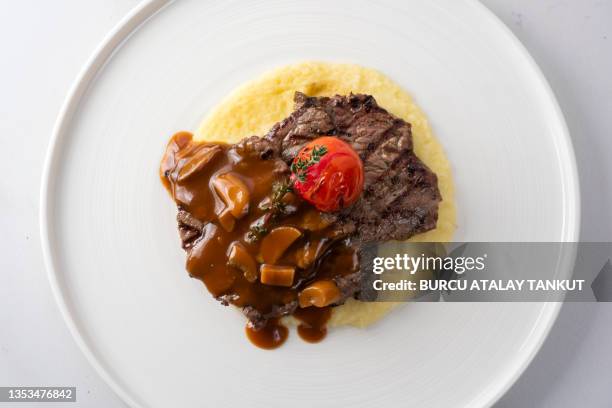 steak with mushroom gravy - sugo di carne foto e immagini stock