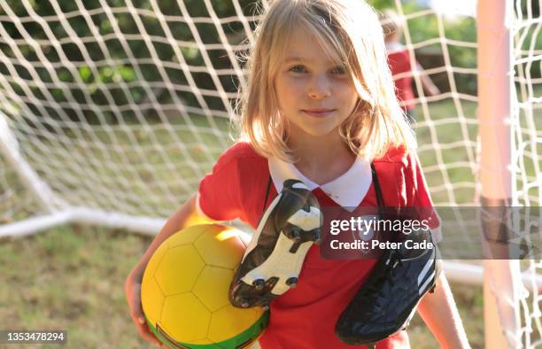 young girl footballer - fußball netz stock-fotos und bilder