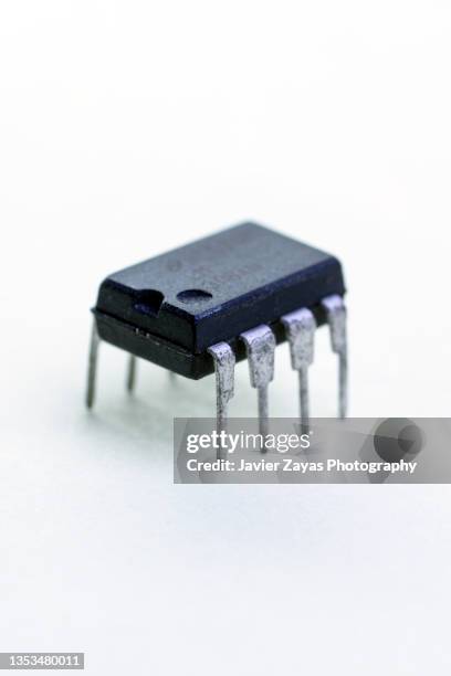 microchip on white background - silicone chemische stof stockfoto's en -beelden