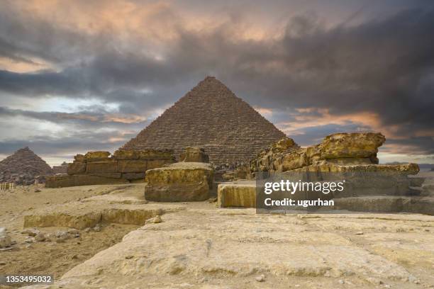 pirámide de kefrén en la necrópolis de giza. - giza fotografías e imágenes de stock