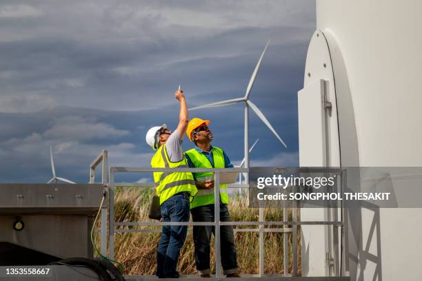 engineers and staff are inspecting and checking the wind turbine's power generation system. - wind mill stockfoto's en -beelden