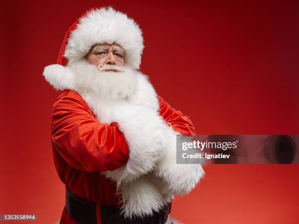 der weihnachtsmann ist unzufrieden mit dir - santa portrait stock-fotos und bilder