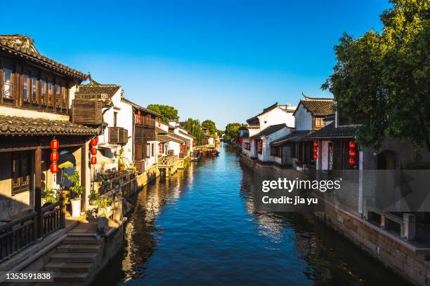 the folk houses along the river bank in dangkou ancient town, wuxi city. red lanterns hang on the wall. - jiangsu stockfoto's en -beelden