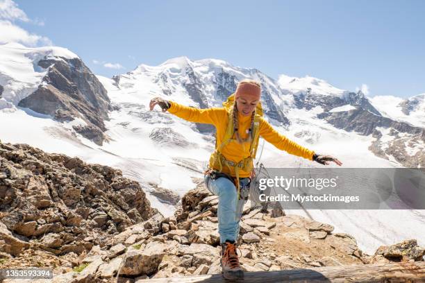 giovane donna che raggiunge la cima della montagna - tough lady foto e immagini stock