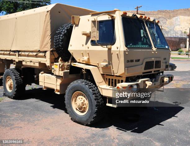m1078 a1p2 - moderner militär-lkw, mittleres taktisches fahrzeug - militärisches landfahrzeug stock-fotos und bilder