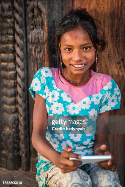 portrait d’une jeune népalaise heureuse utilisant un téléphone portable à bhaktapur, népal - daily life in nepal photos et images de collection