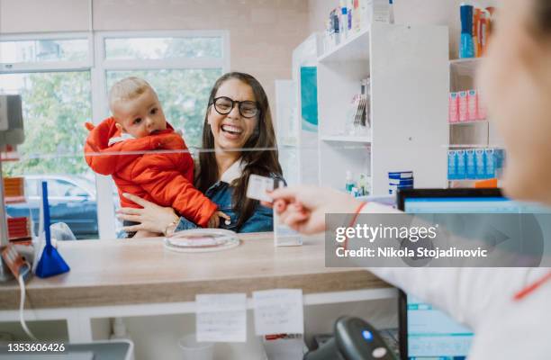 pago con tarjeta de crédito - pico boca de animal fotografías e imágenes de stock