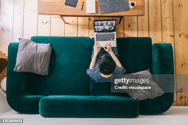 homem fazendo chamada de vídeo de casa - smart working - fotografias e filmes do acervo