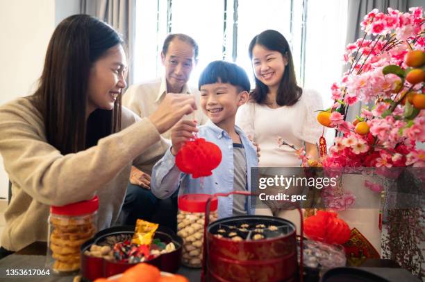 happy smiling asian chinese family celebrating chinese new year together - 39 year old stockfoto's en -beelden