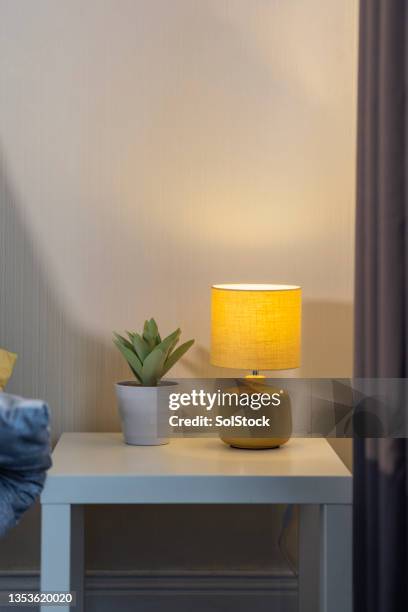 interiores brillantes - pantalla de lámpara fotografías e imágenes de stock