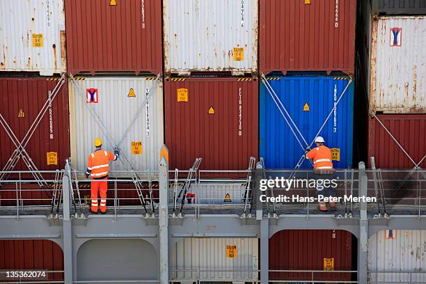 securing of containers at container chip - hamburg germany port stock pictures, royalty-free photos & images