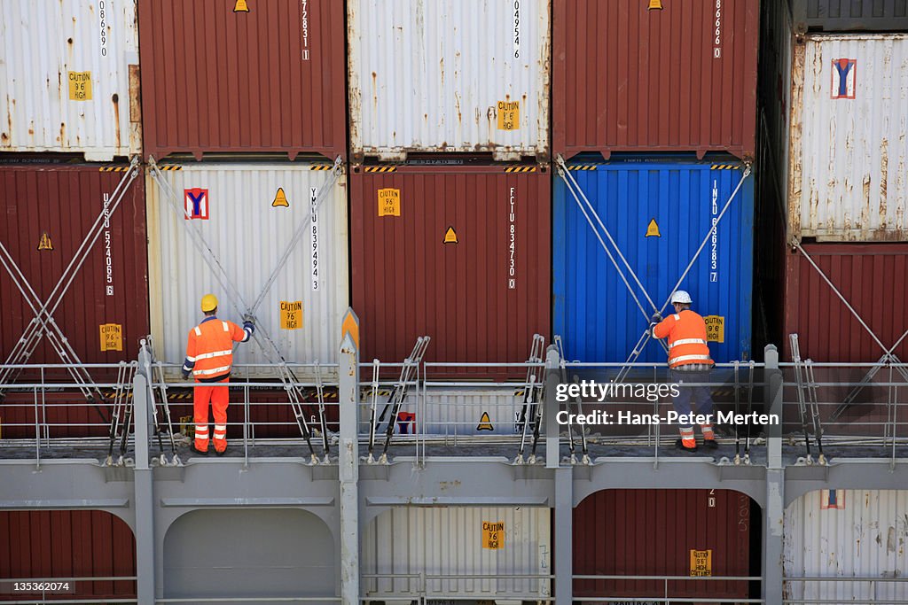 Securing of containers at container chip