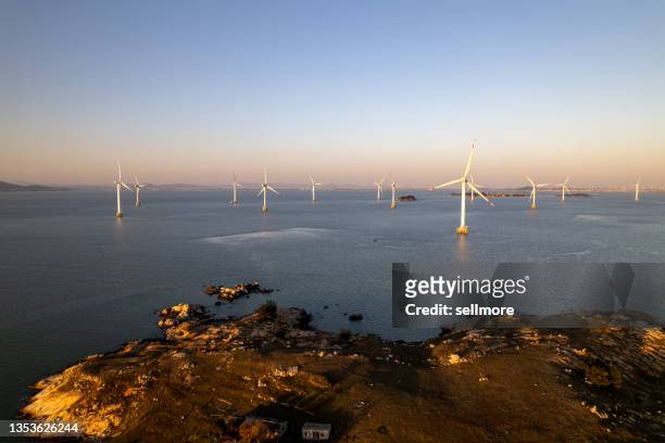 looking far at offshore wind power plants at sunset - 福州市 ストックフォトと画像