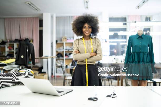 modeunternehmer. happy black clothing designer standing posieren im eigenen schneideratelier. - schneider stock-fotos und bilder