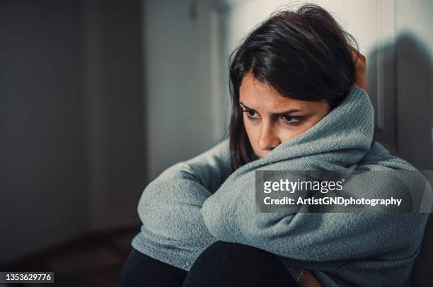 primo piano della donna che ha un crollo mentale - mental health depression foto e immagini stock