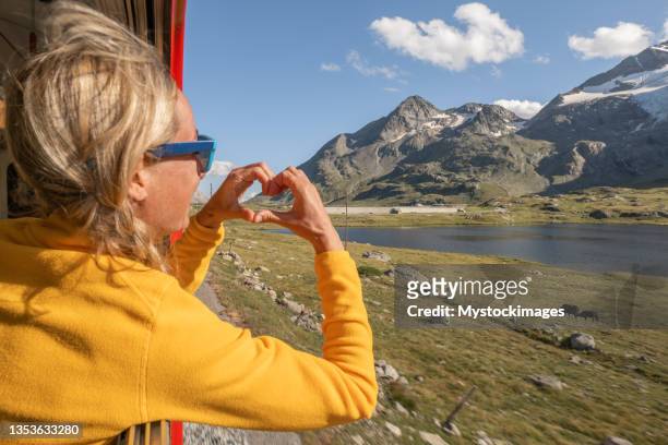 jovem adora viajar de trem - gesticulando - fotografias e filmes do acervo