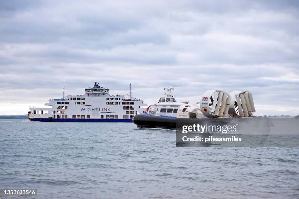 passenger craft cross between southsea and ryde in the solent, england, uk - solent stockfoto's en -beelden