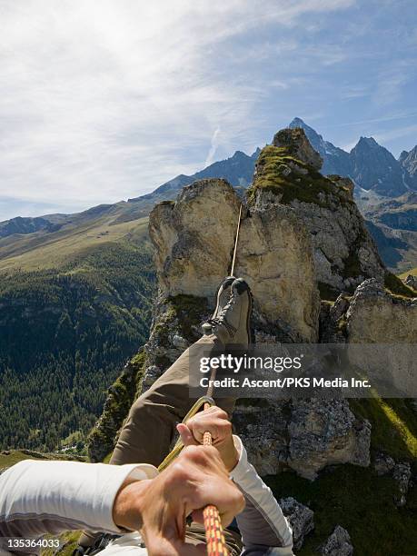 climber crosses gap on rope traverse, ridgeline - ángulo fotografías e imágenes de stock