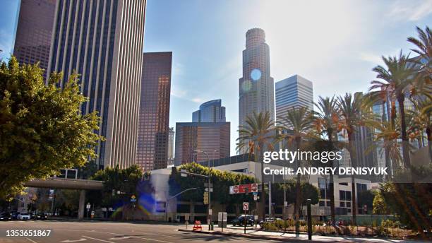 gate to los angeles business downtown - downtown street stockfoto's en -beelden