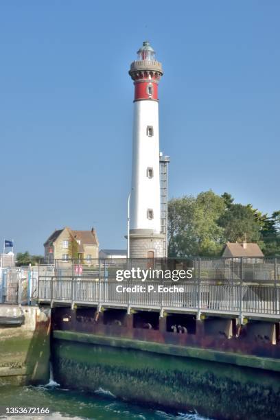 ouistreham, the 38-meter granite lighthouse erected in 1905 - ouistreham stock pictures, royalty-free photos & images