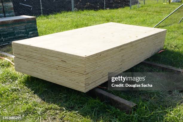 bundle of plywood sheets on the construction site - triplex stockfoto's en -beelden