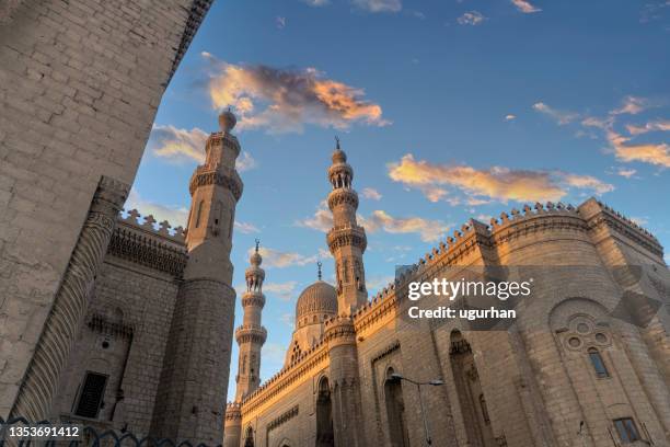 the mosques of sultan hassan and al-rifai in cairo. - caïro stockfoto's en -beelden