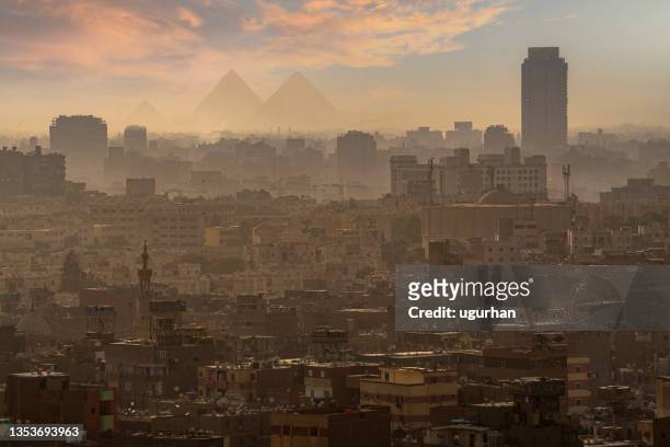 vista aérea de la ciudad de el cairo en egipto y siluetas de pirámides en la parte posterior. - áfrica del norte fotografías e imágenes de stock