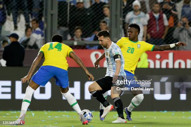 Lionel Messi of Argentina competes for the ball with Eder Militão and Vinicius Junior of Brazil during a match between Argentina and Brazil as part...