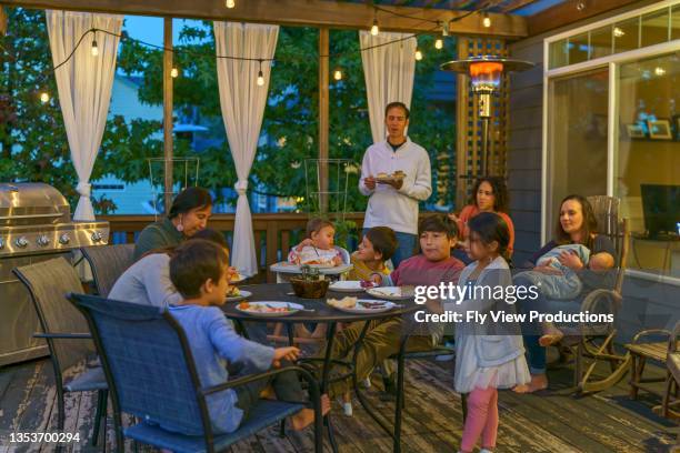 家族や友人との裏庭バーベキューディナー - chinese eating backyard ストックフォトと画像