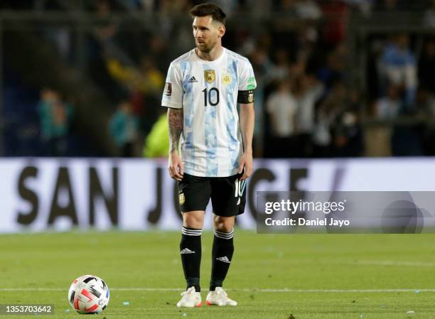 Lionel Messi of Argentina prepares to take a free kick during a match between Argentina and Brazil as part of FIFA World Cup Qatar 2022 Qualifiers at...