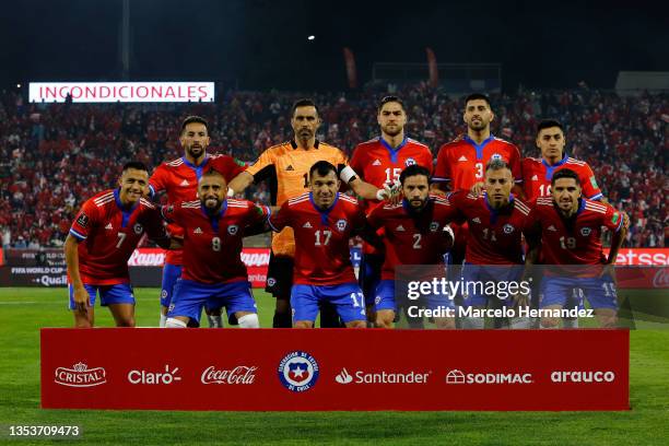 Players of Chile pose for a team picture before a match between Chile and Ecuador as part of FIFA World Cup Qatar 2022 Qualifiers at San Carlos de...