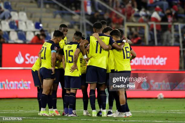 Players of Ecuador huddle at halftime during a match between Chile and Ecuador as part of FIFA World Cup Qatar 2022 Qualifiers at San Carlos de...