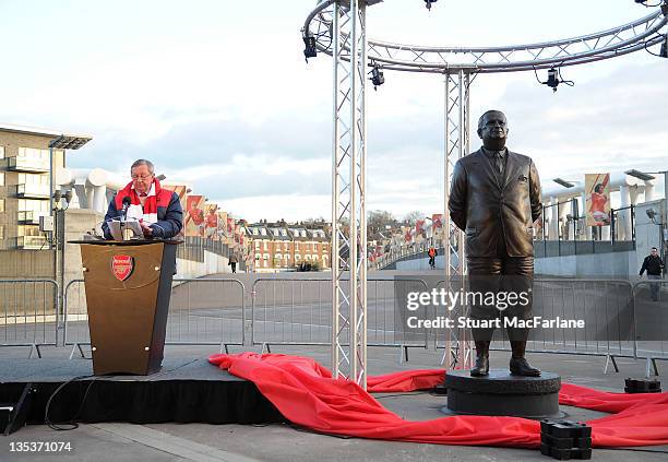 Statue of Arsenal Legend Herbert Chapman is unveiled by chairman Peter Hill-Wood at Emirates Stadium, one of three iconic statues to be placed at the...