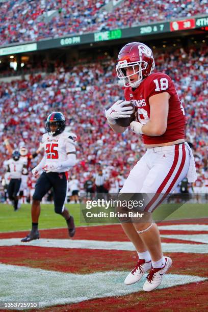 Tight end Austin Stogner of the Oklahoma Sooners pulls in a nine-yard touchdown catch against defensive back Dadrion Taylor-Demerson of the Texas...