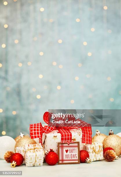 christmas background with happy holidays sign on gift and red and gold christmas decorations - red card stockfoto's en -beelden