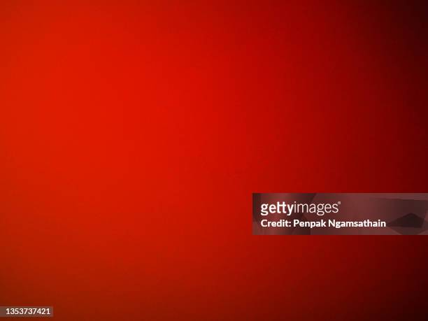 dark red color background gradient color paint space for copy write rough texture material - rouge photos et images de collection